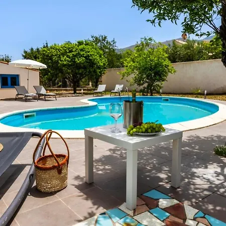 Luxury Villa *